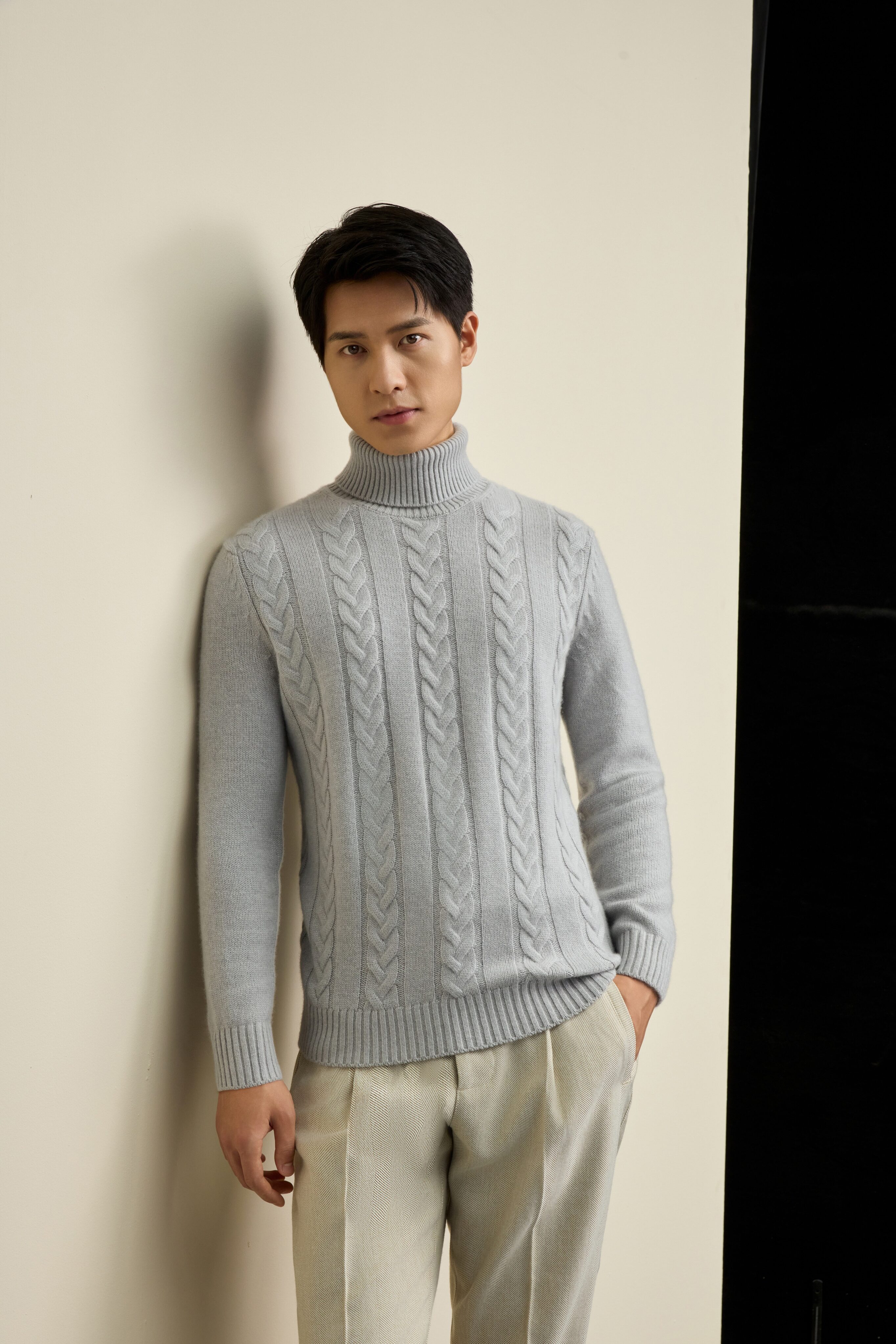 Isaac Ely Cashmere Heavy Cable Turtleneck Sweater in Light Grey