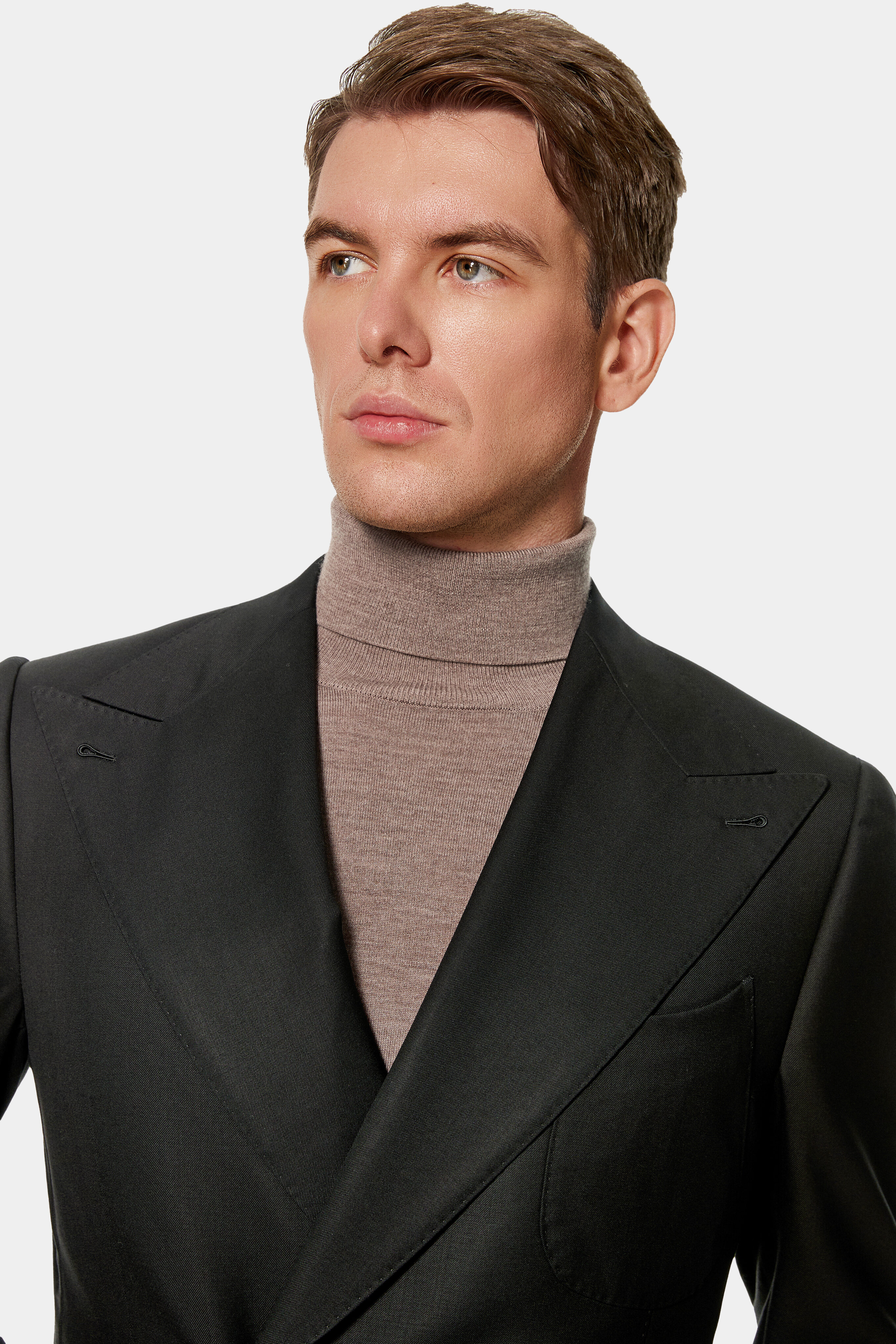 Wide peak lapel with Milanese hand-sewn buttonhole on black 4×2 jacket.