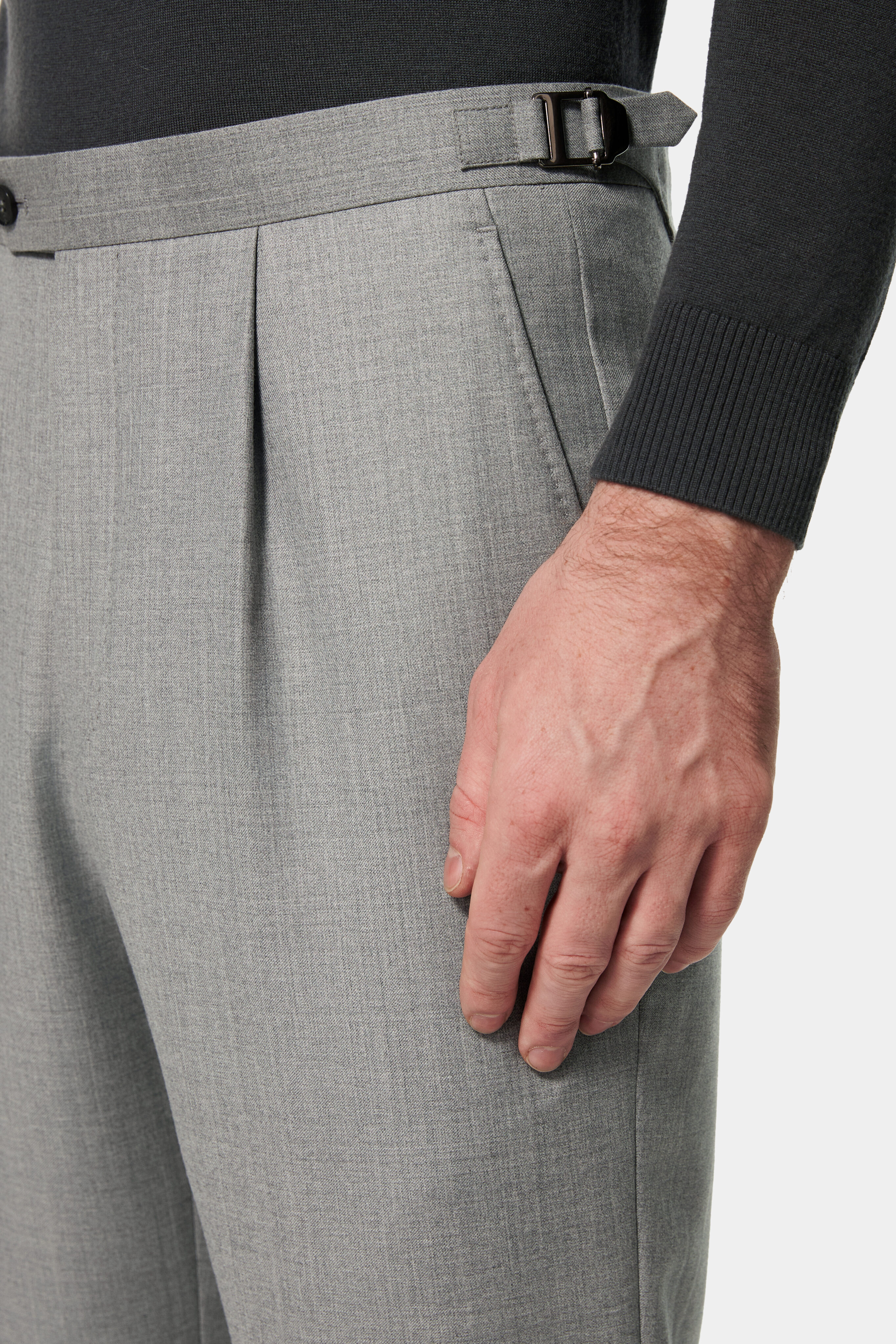 Single pleat detail on grey Super 150’s wool trousers.