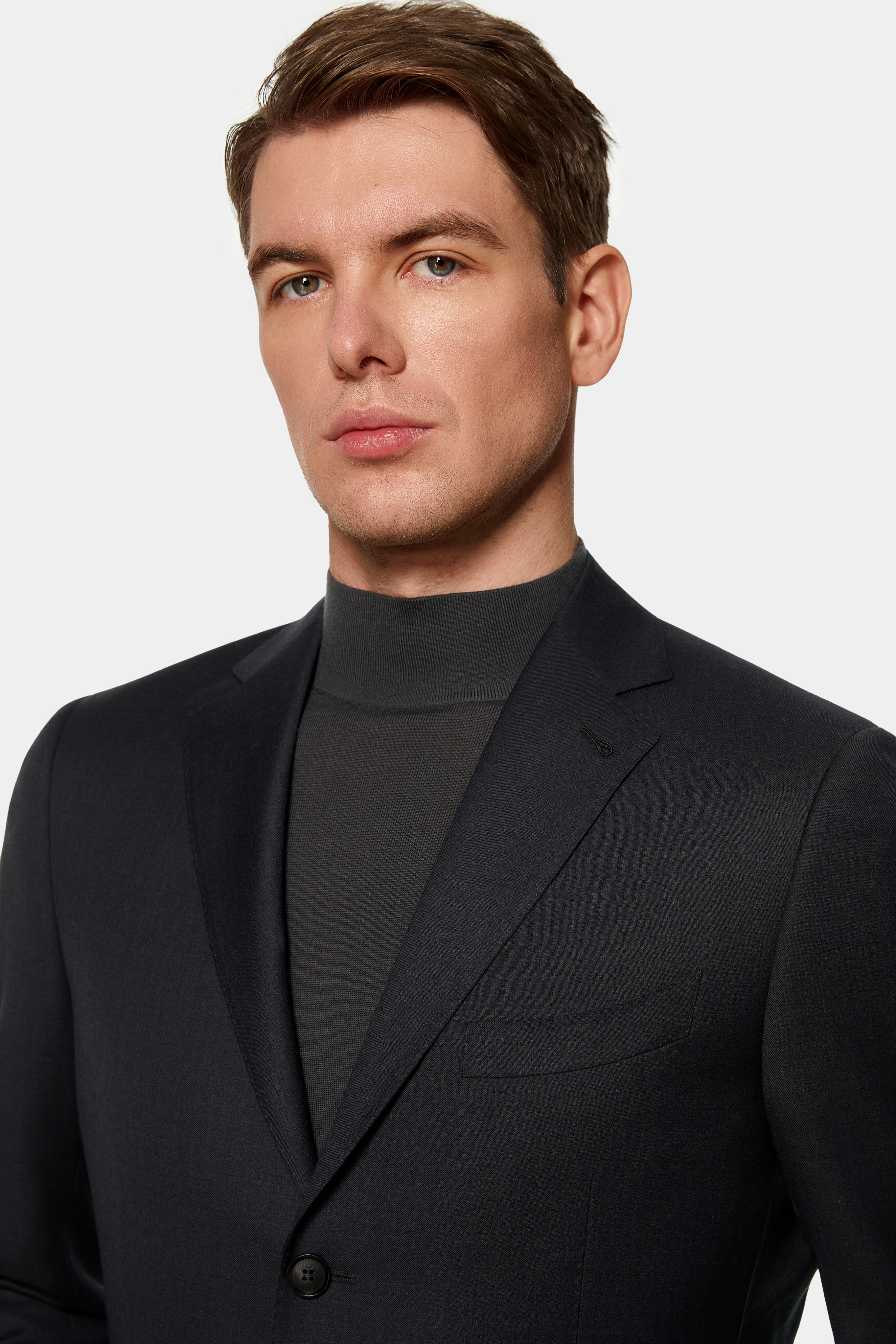 Notch lapel detail on navy Super 150’s wool suit jacket.